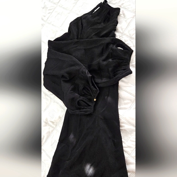 πElegant Black Blouse/Top with Cutout Design Size XS Also Fits As Size Smallπ - Picture 4 of 6